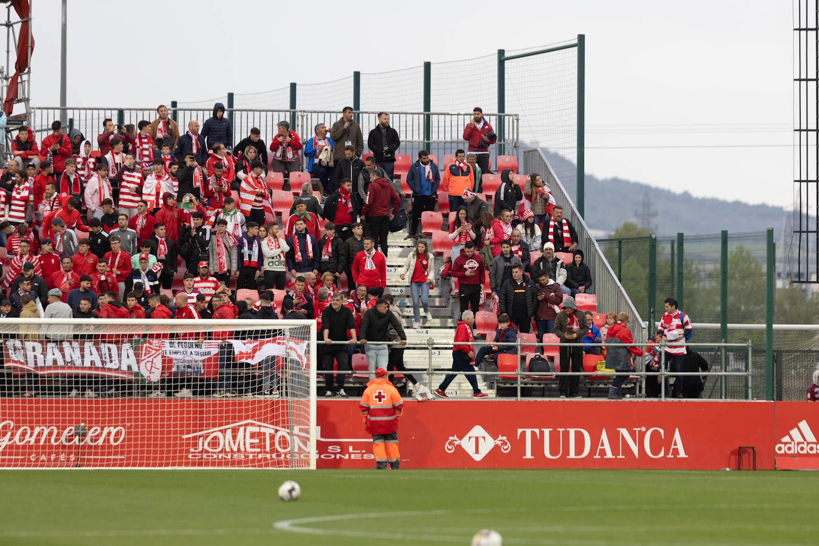 Encuéntrate en la grada de Anduva en la marea rojiblanca