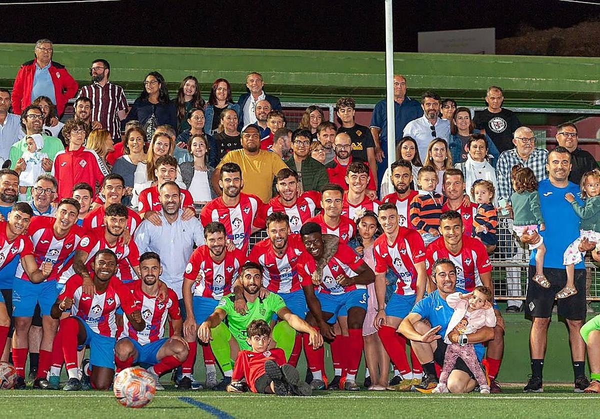 Alegría rojiblanca en el Poli Almería tras conseguir el ascenso a la categoría nacional.