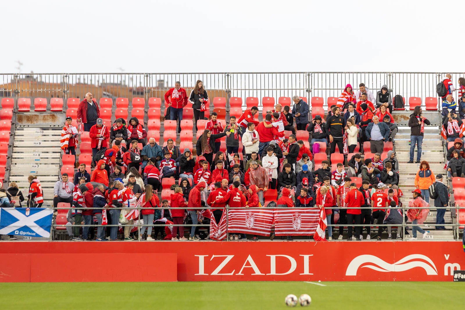 Encuéntrate en la grada de Anduva en la marea rojiblanca