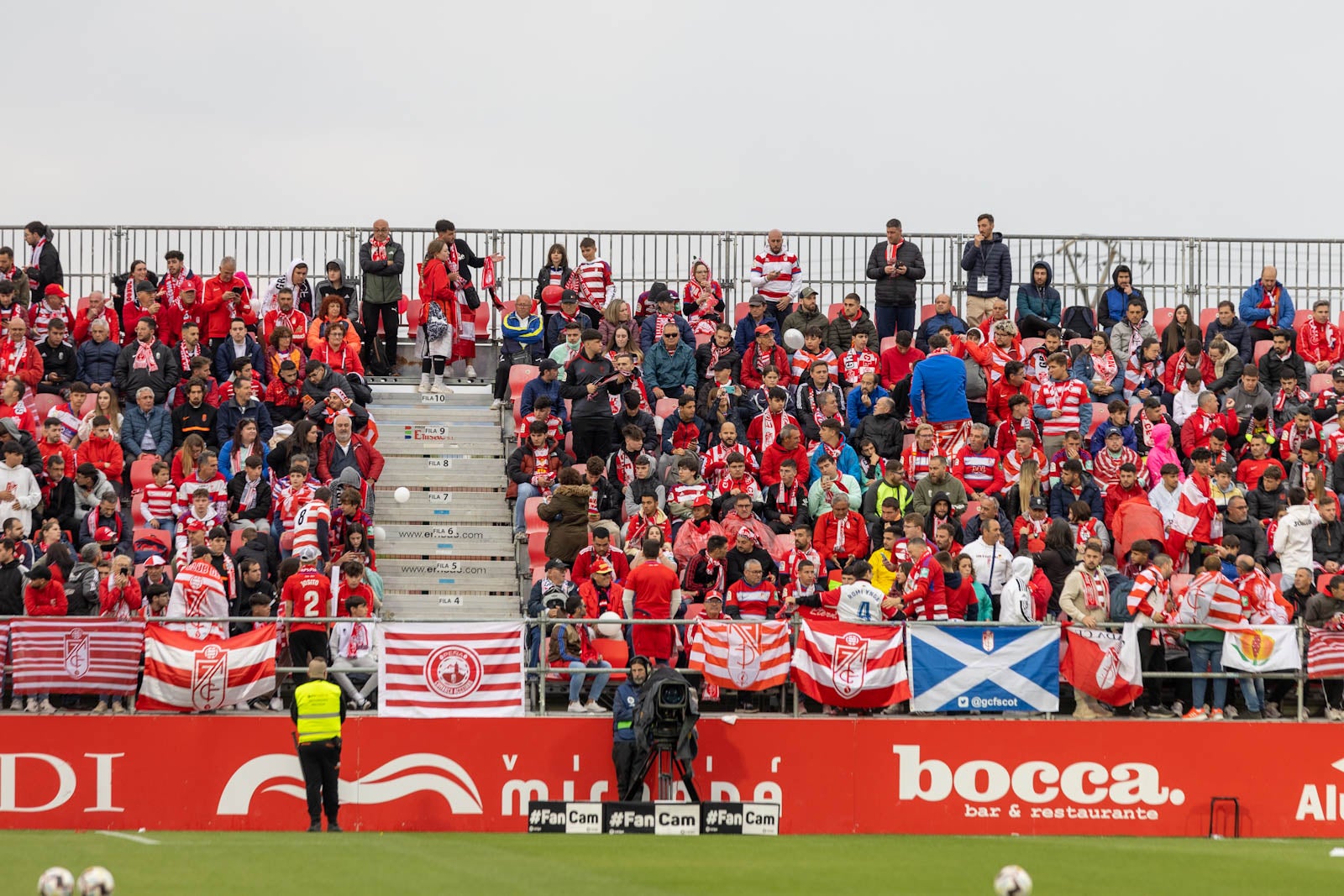 Encuéntrate en la grada de Anduva en la marea rojiblanca