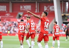 Lázaro Vinicius apunta al camino al que se llega con sus tres goles.