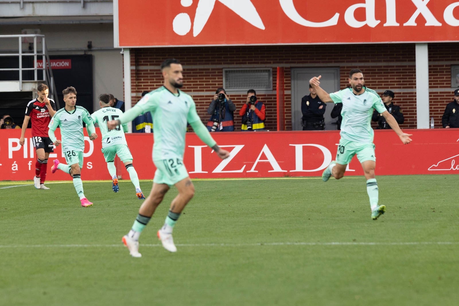 El partido entre Granada y Mirandés a pie de campo