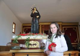 Joven junto a Santa Rita en su Ermita de Narila.