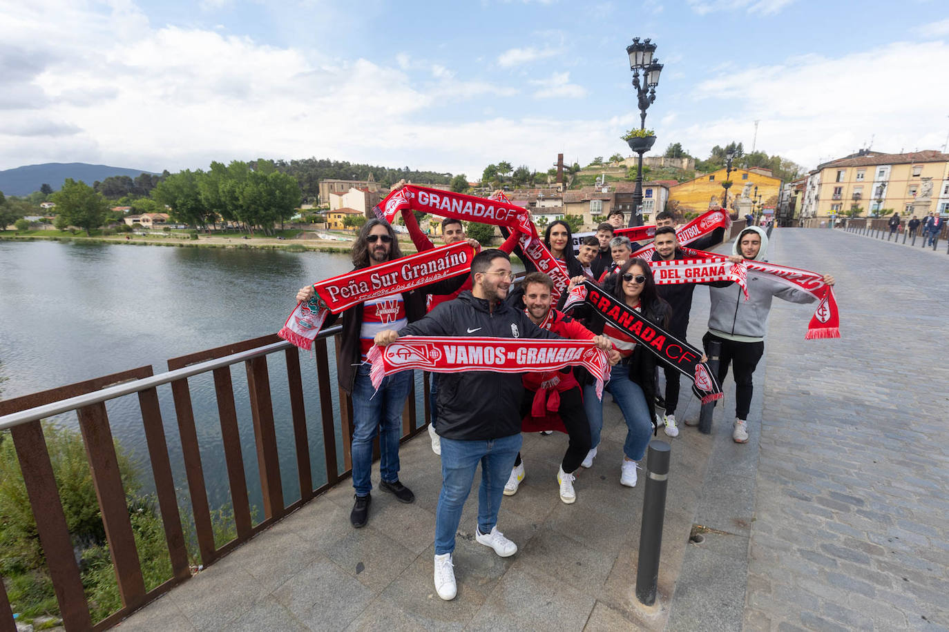 Las fotos de la afición del Granada en Miranda