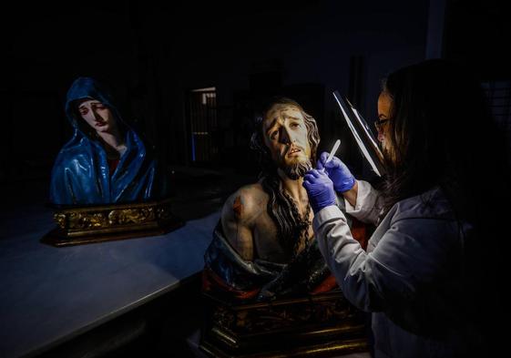 Carmen Juliá Toledano trabajando en la restauración del Ecce Homo de Diego de Mora; detrás la Dolorosa del mismo autor que fue intervenida a continuación.