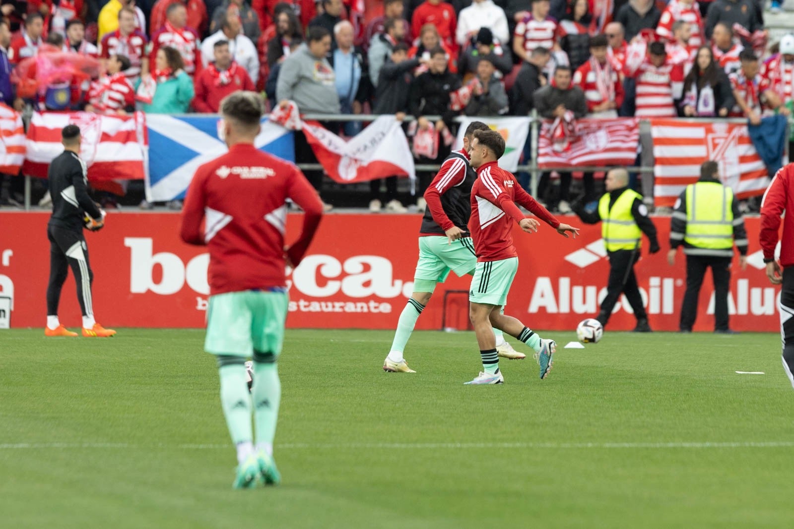 El partido entre Granada y Mirandés a pie de campo