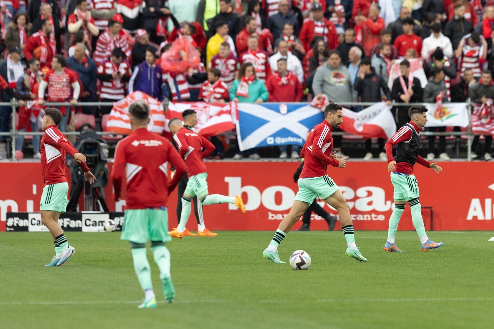 El partido entre Granada y Mirandés a pie de campo