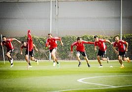 Los futbolistas del Granada, durante el calentamiento de su último entrenamiento en la Ciudad Deportiva.