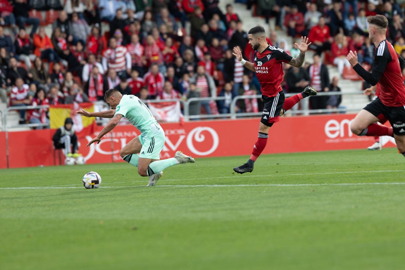 El partido entre Granada y Mirandés a pie de campo