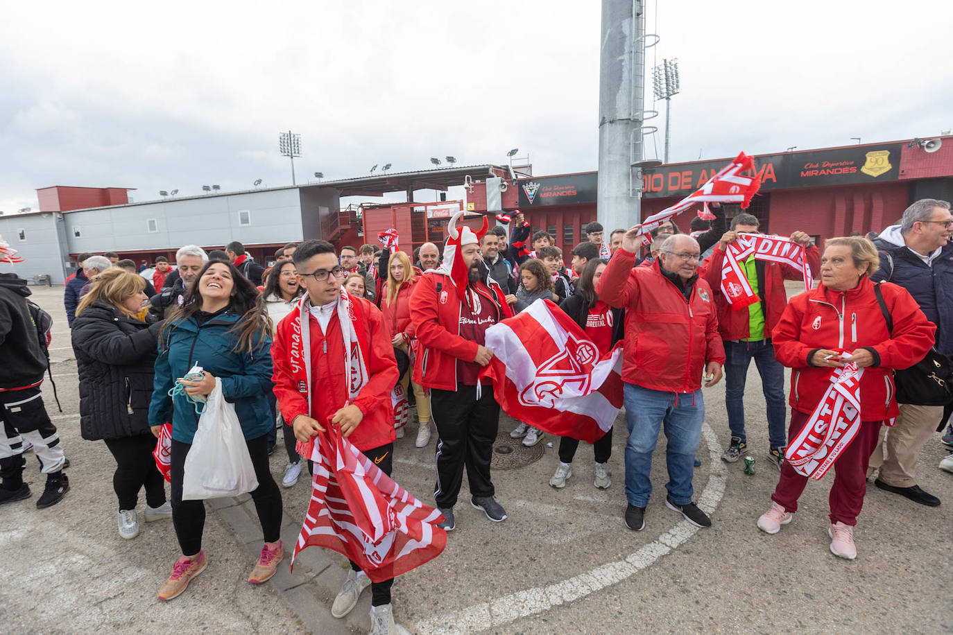 Las fotos de la afición del Granada en Miranda