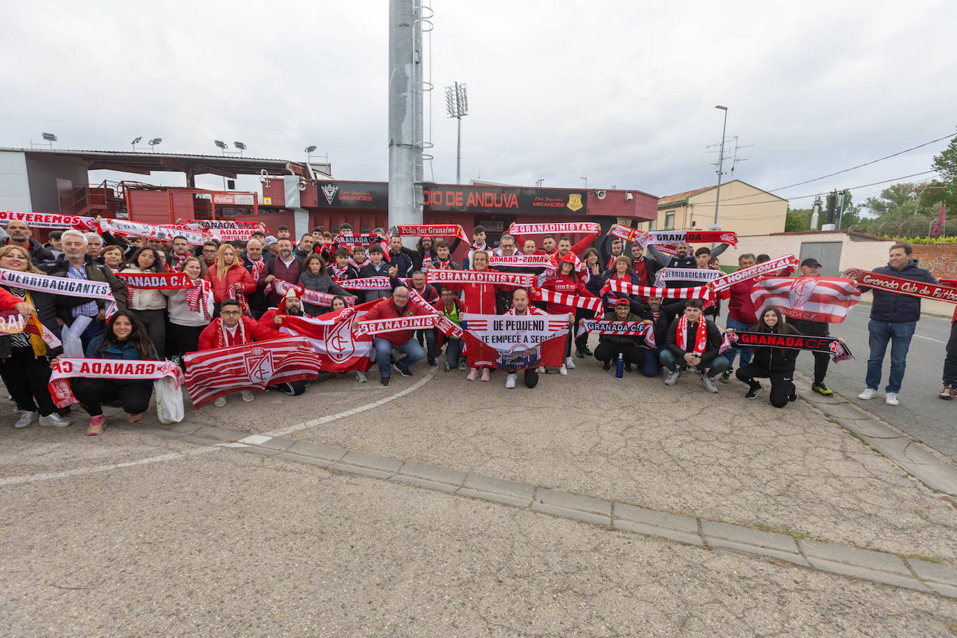 Las fotos de la afición del Granada en Miranda