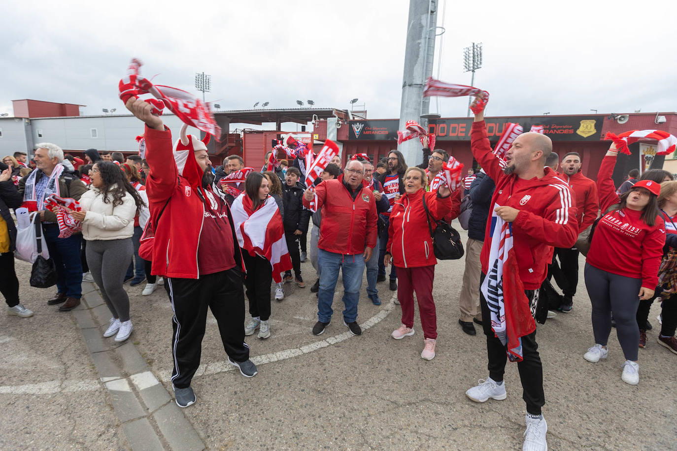 Las fotos de la afición del Granada en Miranda