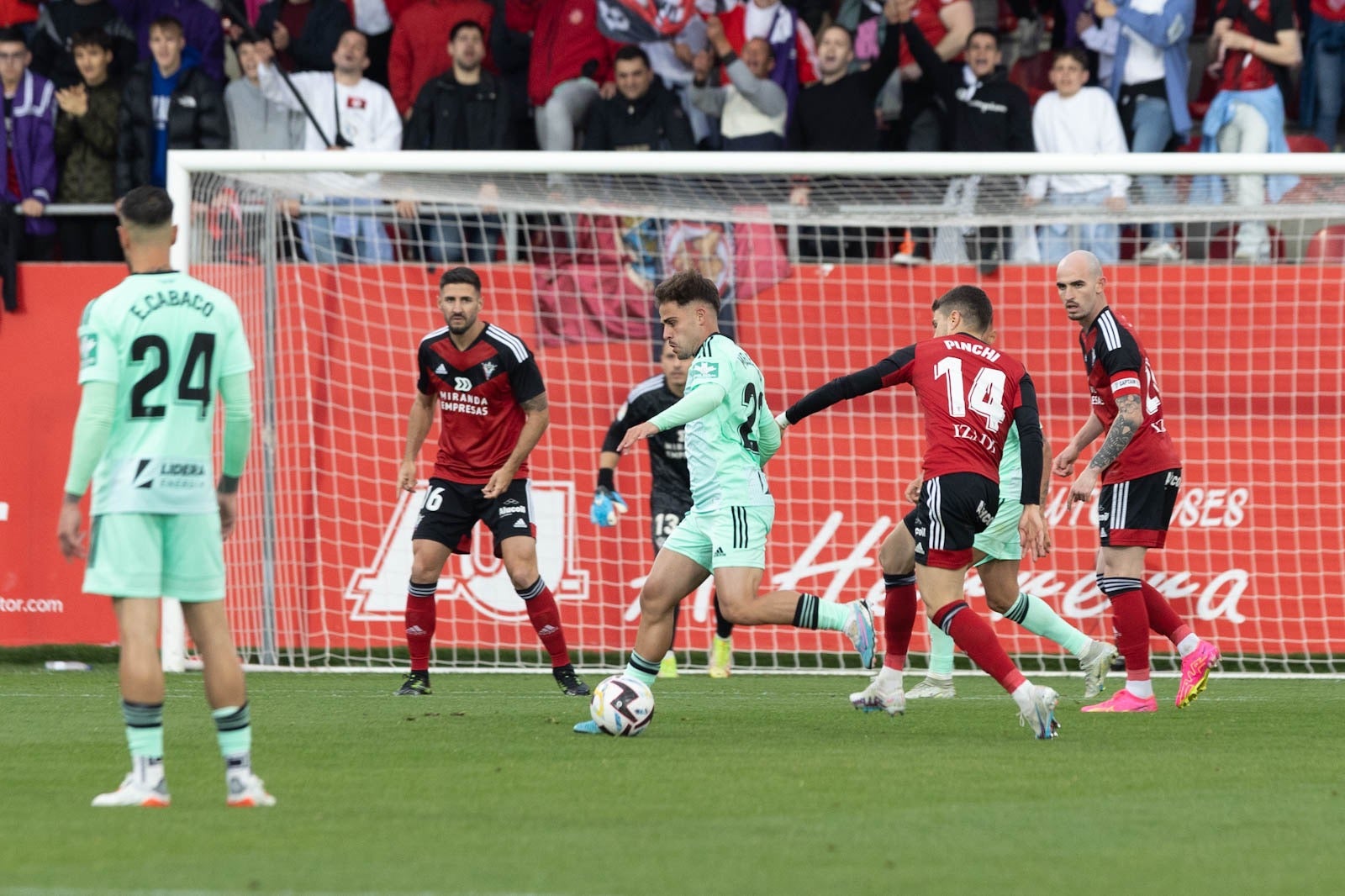 El partido entre Granada y Mirandés a pie de campo