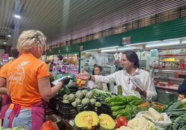 Rafael Burgos, en el mercado de Los Ángeles de Almería.