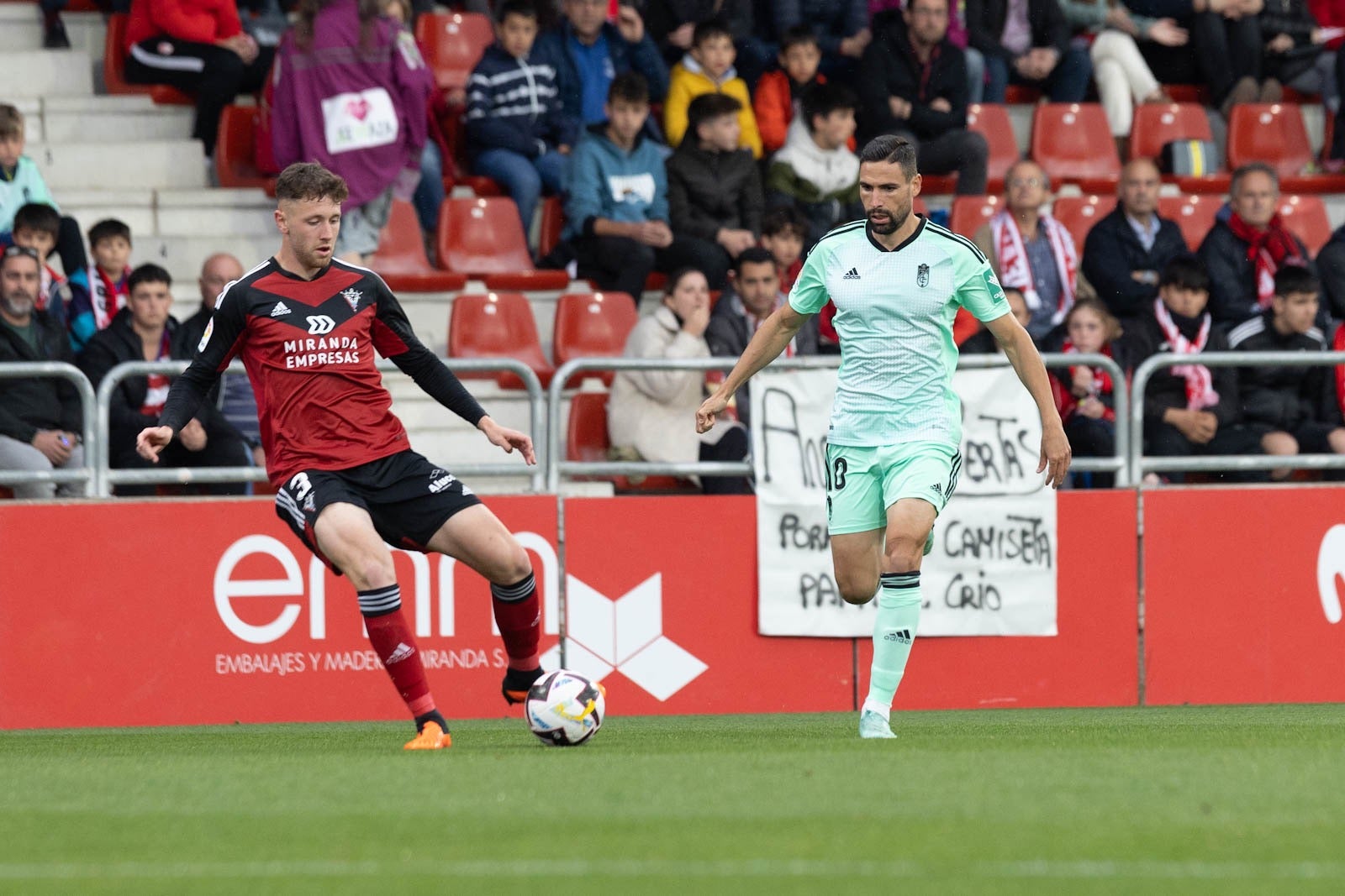 El partido entre Granada y Mirandés a pie de campo