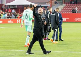 Paco López celebra con la afición la victoria del Granada en Anduva.