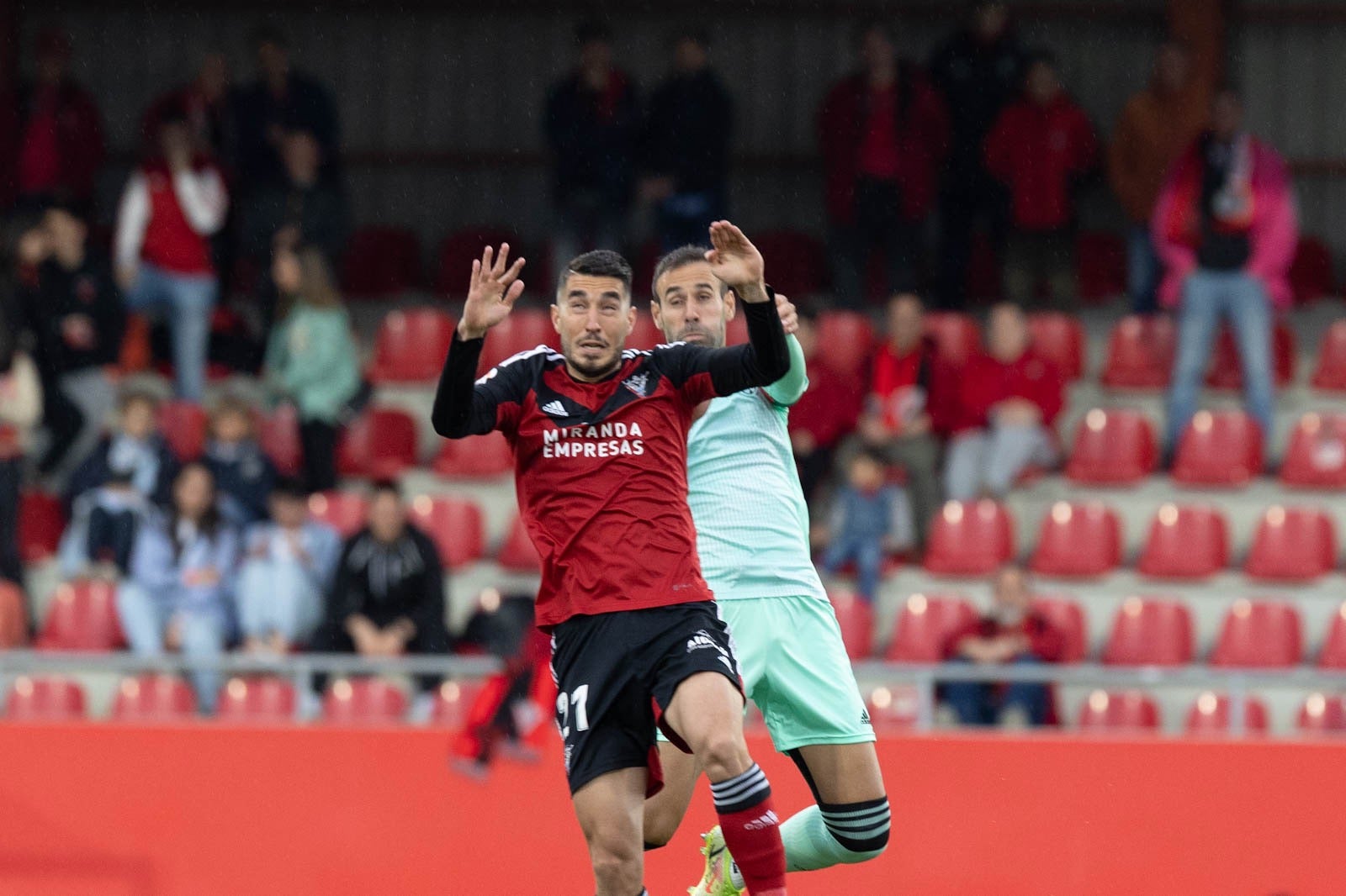 El partido entre Granada y Mirandés a pie de campo