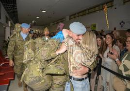 Llegada de los militares al aeropuerto de Almería, este domingo.