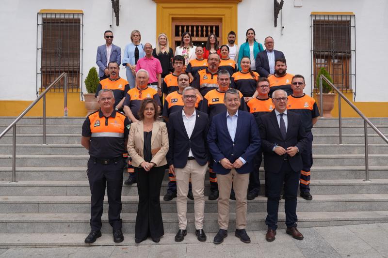 Antonio Sanz con representantes políticos provinciales y de Bailén así como efectivos de Protección Civil.