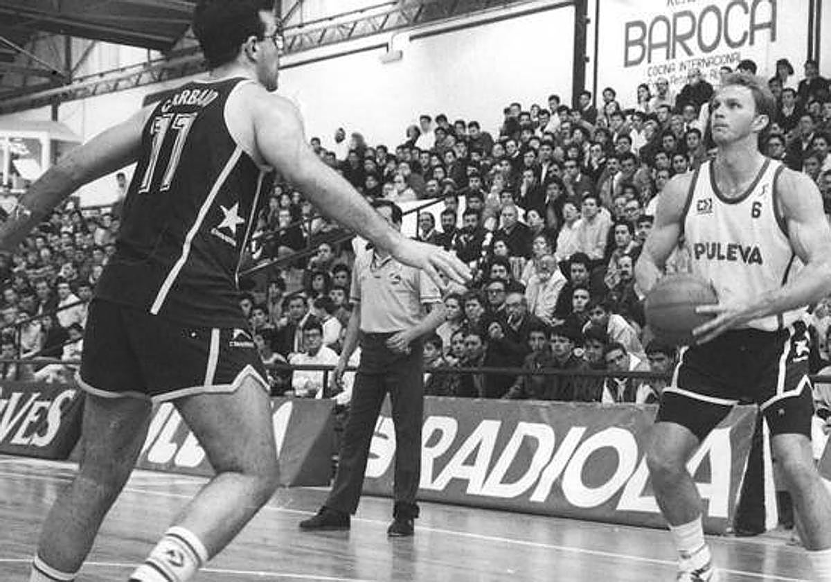 John Ebeling mira al aro ante Carbajo en el pabellón Murado de Albolote.