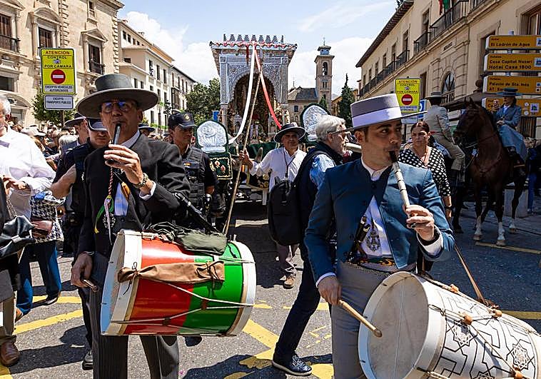 Salida de la hermandad del Rocío de Granada, ayer por las calles del Centro.