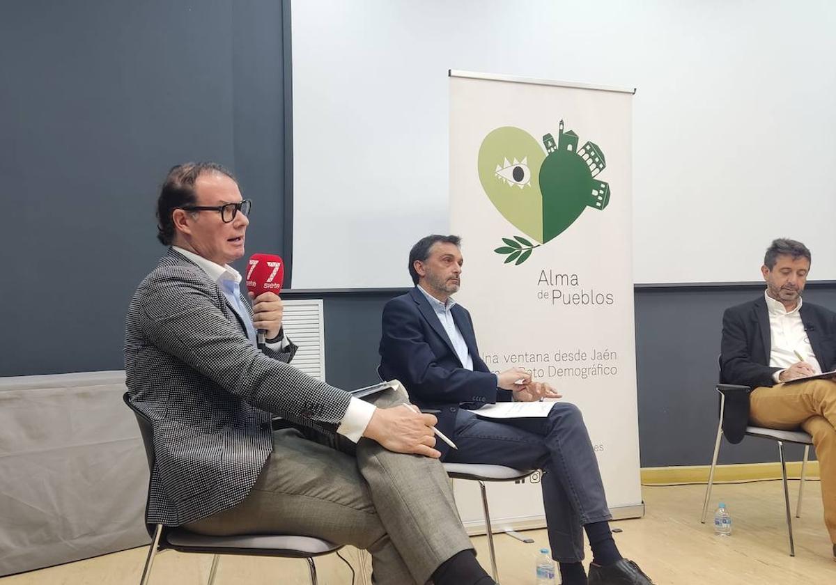 Manuel Vallejo (Jaén Merece Más), junto a Francisco Joaquín Martínez (PP) y el periodista Ginés Donaire.