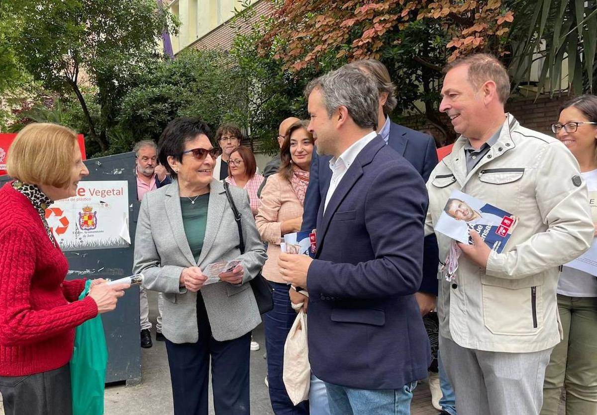 Julio Millán, con miembros de su equipo, durante un paseo electoral.