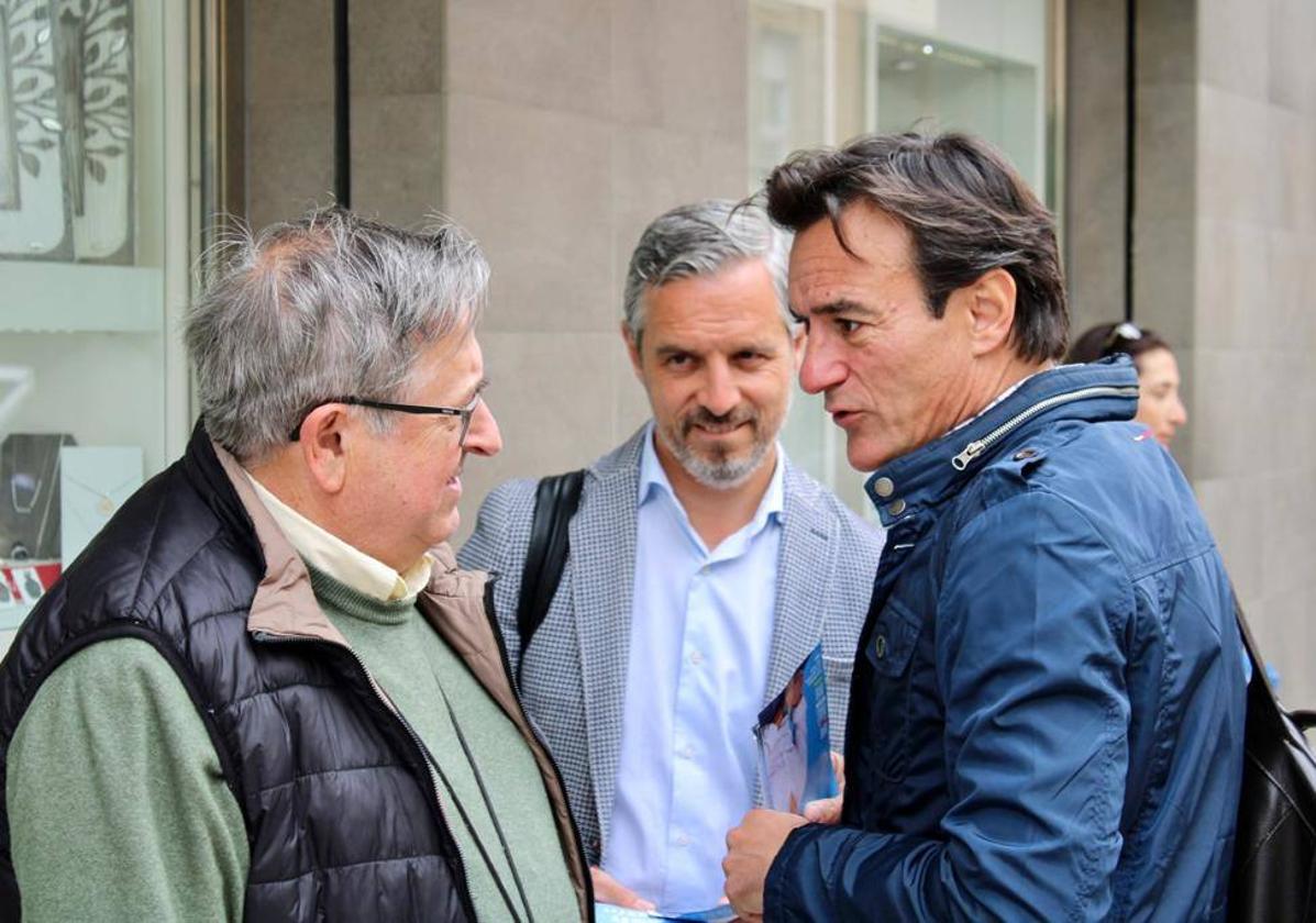 Agustín González y Juan Bravo conversan con un vecino de Jaén.