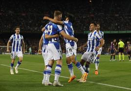 La Real Sociedad celebra el segundo gol frente al Barça, obra de Take Kubo.