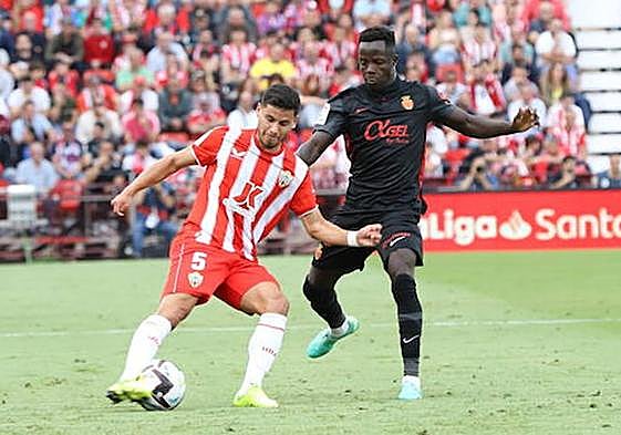 Robertone, que controla ante Baba, es un jugador omnipresente, siempre en el gol.