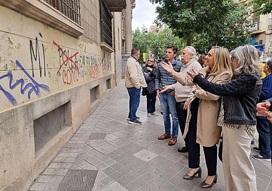 Carazo muestra algunas de las pintadas en las calles de Granada