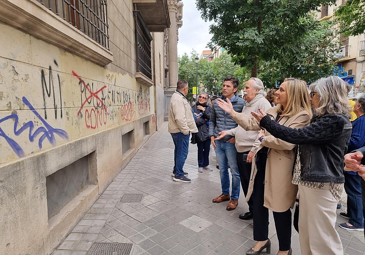 Carazo muestra algunas de las pintadas en las calles de Granada