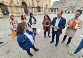 Miembros de Cs conversan con vecinos en la Plaza de Santa María.