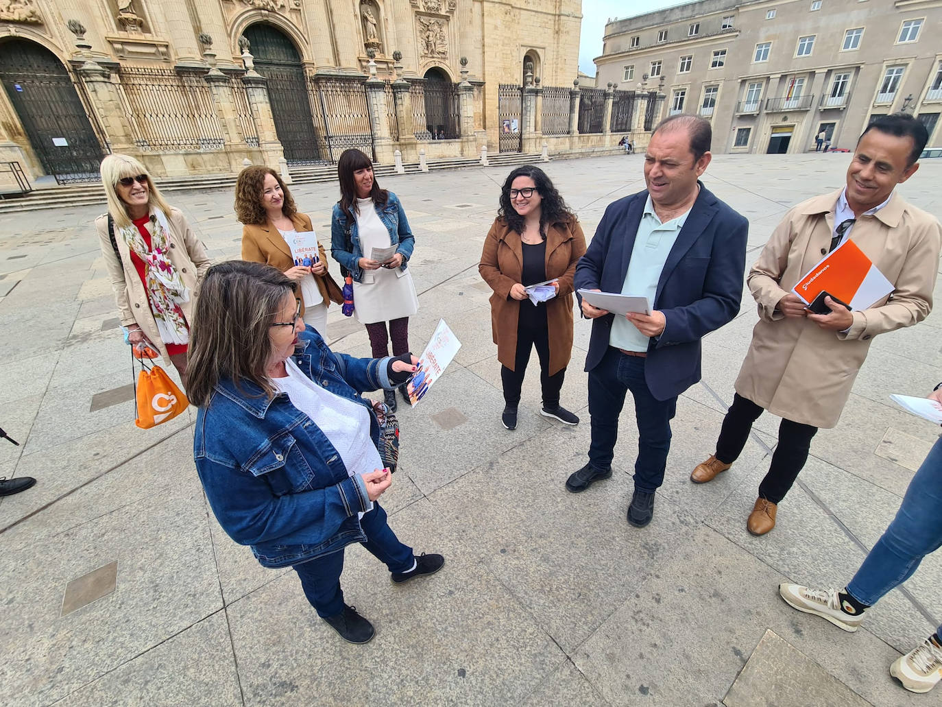 Miembros de Cs conversan con vecinos en la Plaza de Santa María.