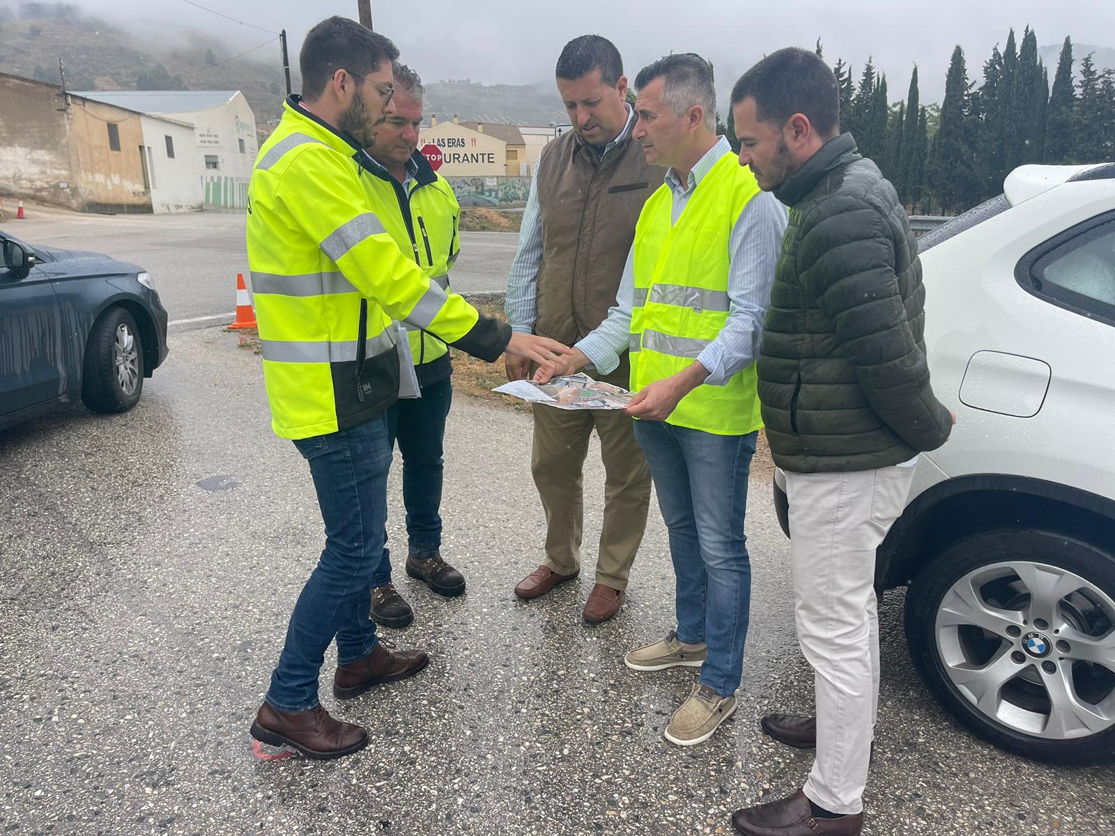 José Luis Agea y Manuel Carrascosa durante la visita técnica a los obras de replanteo de la JA-3202, acceso a Pegalajar.