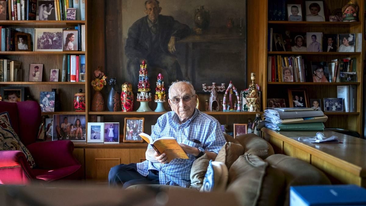 Mateo Madridejos Vives, en el salón de su casa en Barcelona.