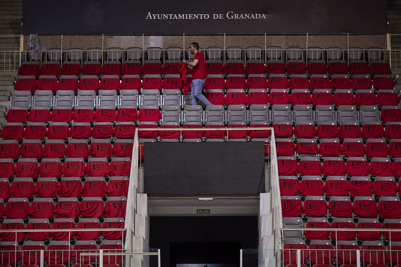 La marea roja impregna el Palacio de ACB