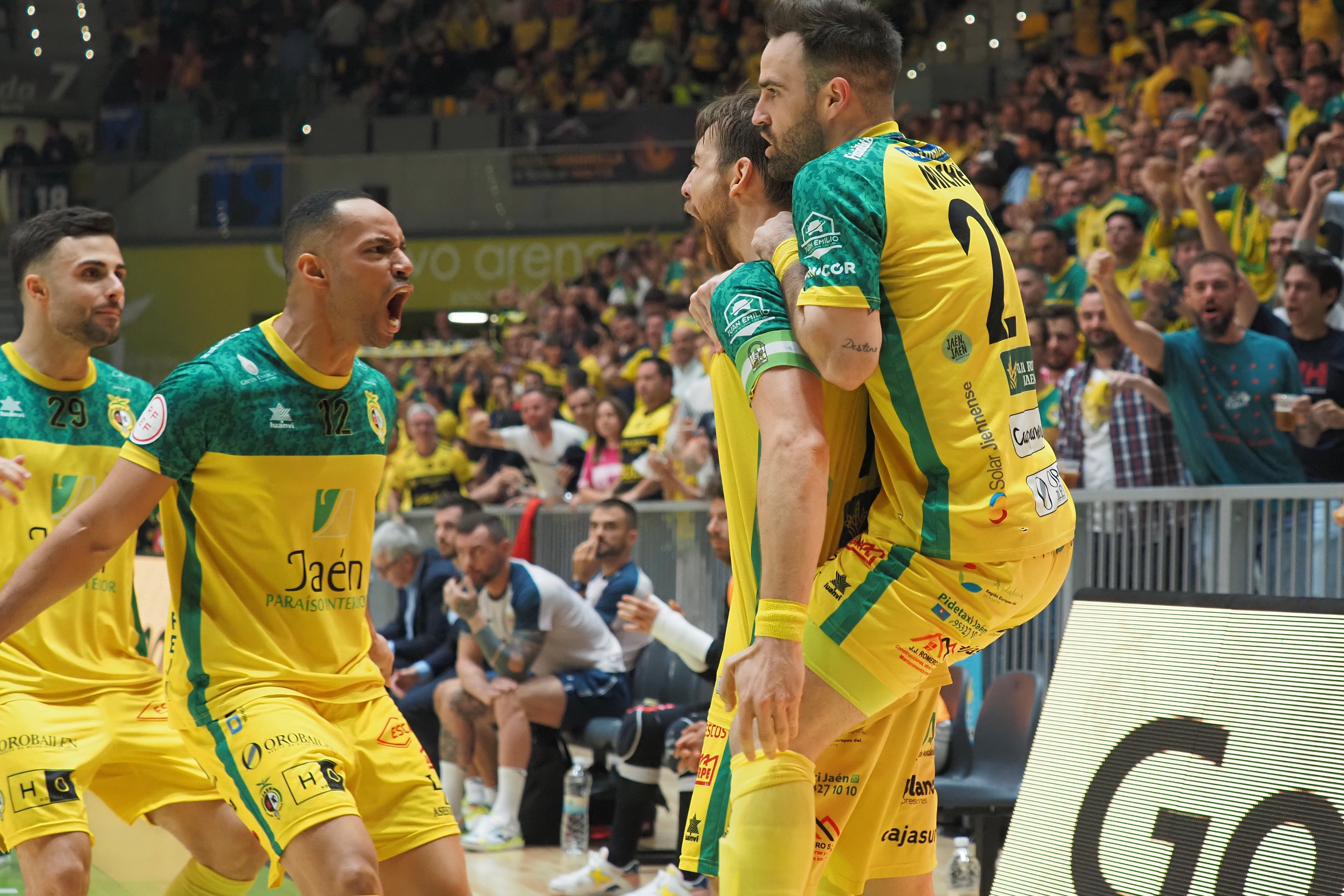 Alan Brandi, con Míchel a su espalda, celebra el tanto del empate con Attos y César.