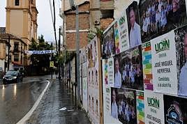Carteles electorales en una calle de Órgiva.