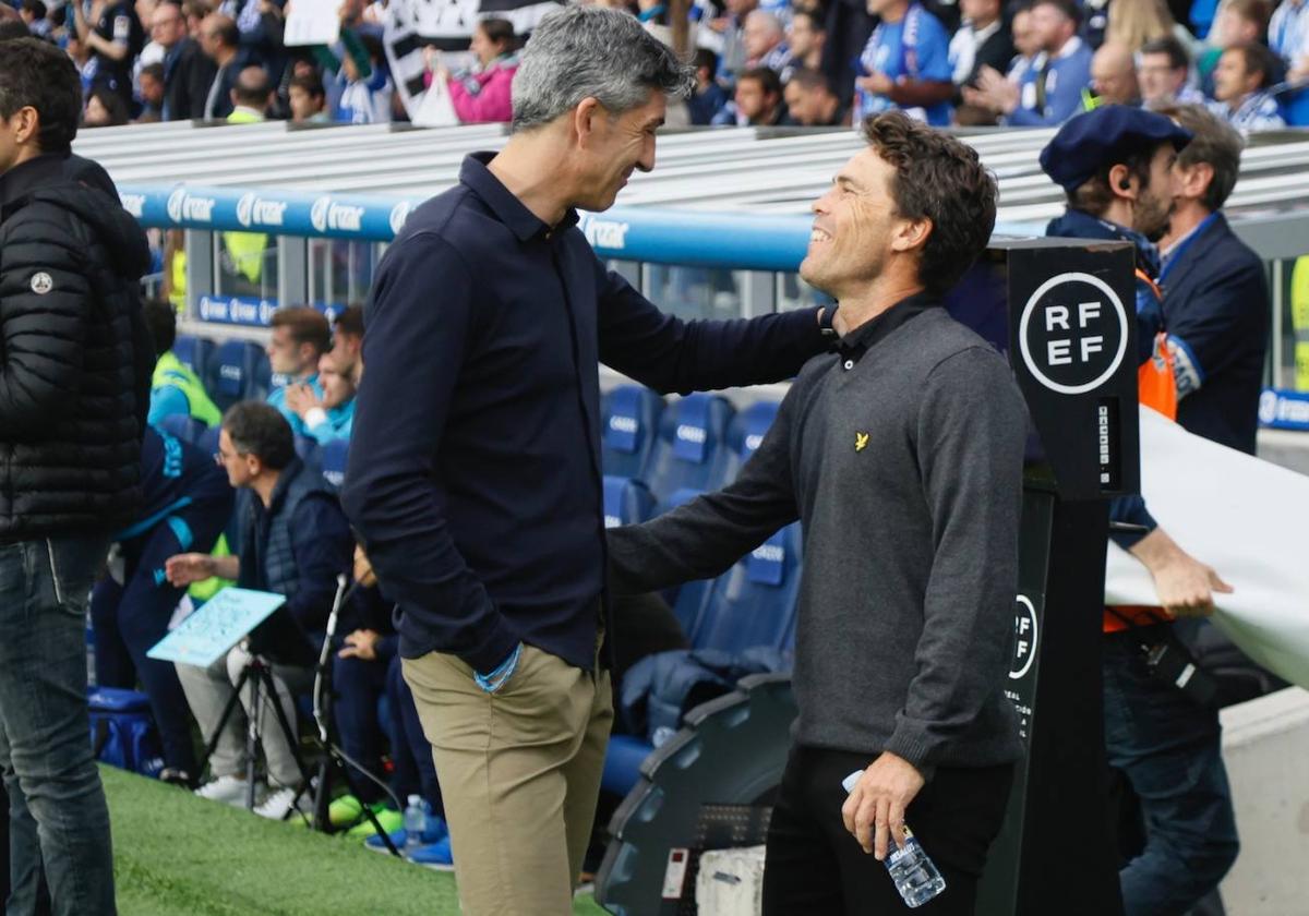 Rubi y Alguacil se saludan antes del inicio del partido en el Reale Arena de San Sebastián.