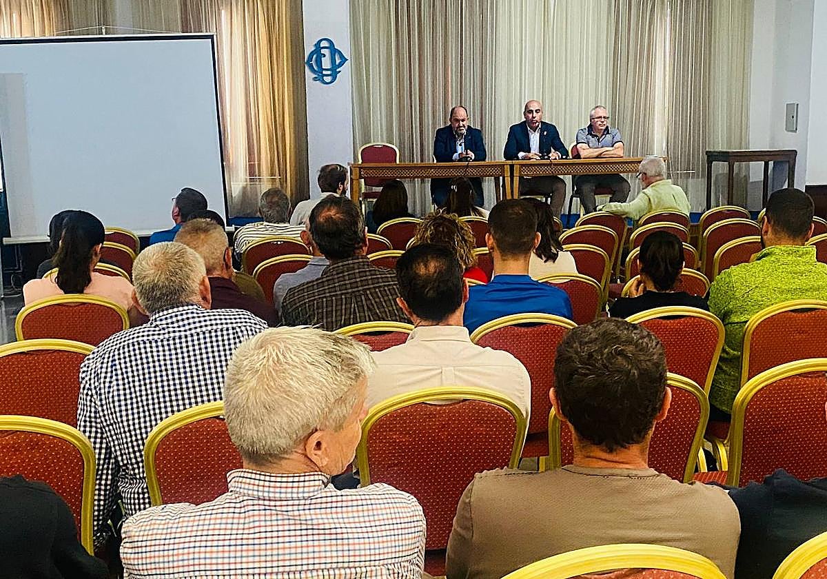 Los agricultores de Dalías resuelven dudas sobre el Cuaderno Digital de Explotación Agraria