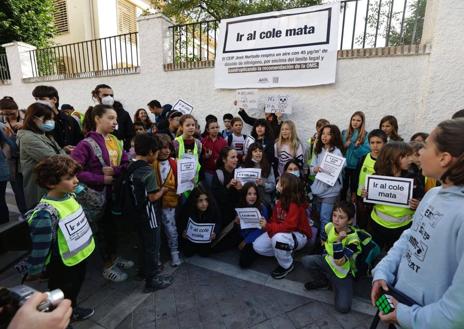 Imagen secundaria 1 - Lectura del manifiesto y varios momentos de la protesta en el colegio Hurtado del Realejo.