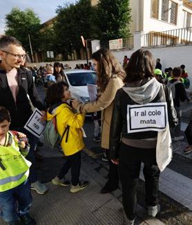 Imagen secundaria 2 - Lectura del manifiesto y varios momentos de la protesta en el colegio Hurtado del Realejo.