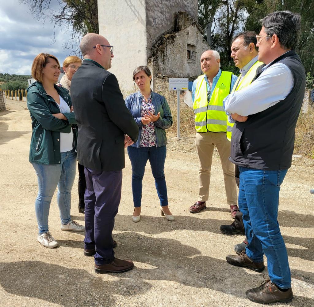 La delegada Soledad Aranda durante la visita al camino rural Carril de los Coches'.