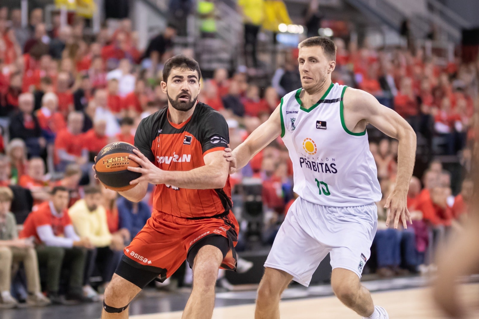 El partido entre Covirán y Joventut, a pie de pista