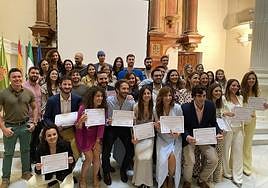 Foto de familia de los sanitarios con sus diplomas.