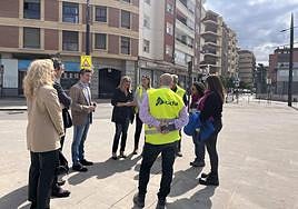 Marifrán Carazo charla con trabajadores de Adif.