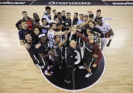 Todos los componentes de la plantilla del Covirán y el presidente Óscar Fernández-Arenas unen sus manos cuando llega la hora de la verdad para continuar en la ACB.