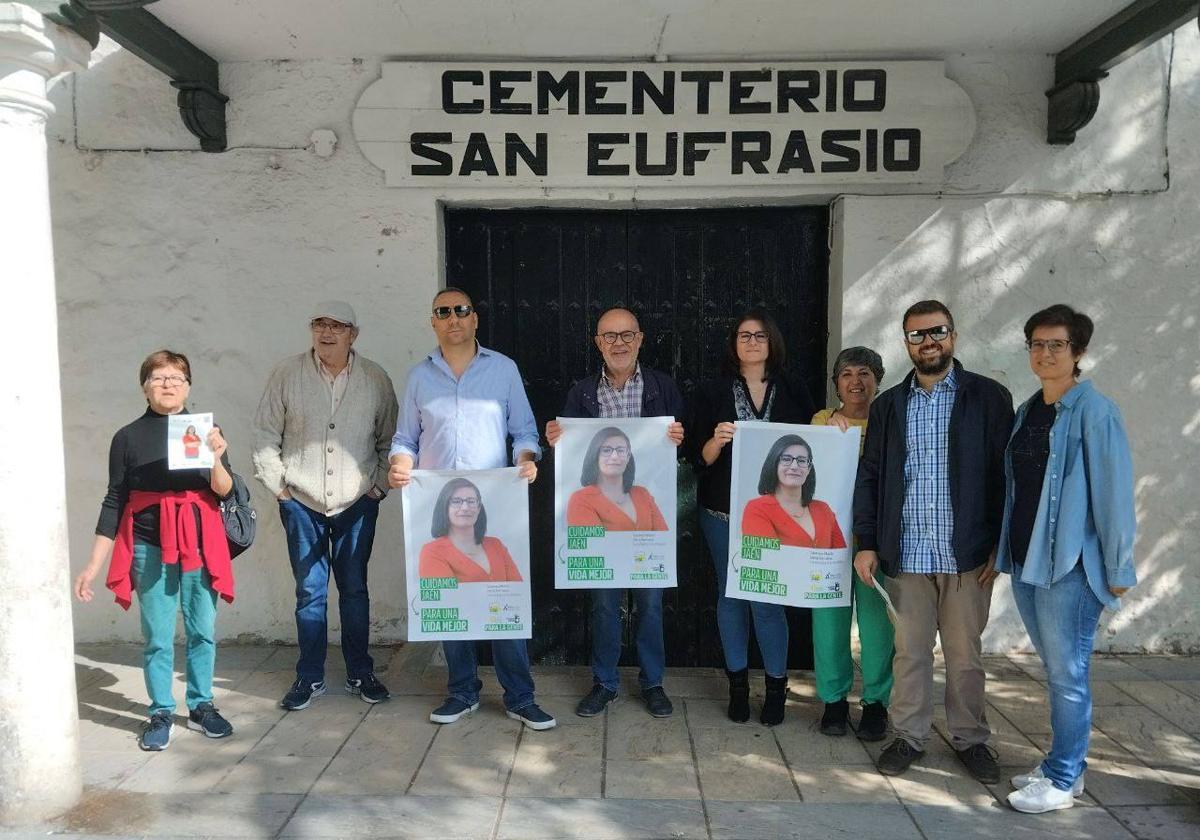 Miembros de Para la Gente en la puerta del cementerio de San Eufrasio.