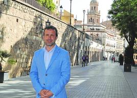 Julio Millán, en la Carrera de Jesús, con la Catedral de fondo.